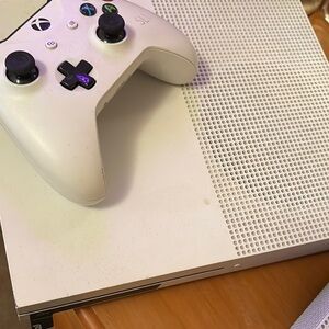 White Xbox 360 Gaming Console with Controller